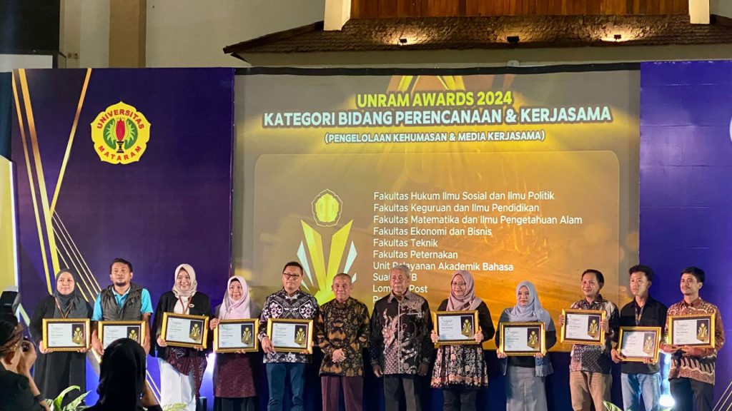 Sapu 2 Medali Bronze dalam Unram Award, UPA Bahasa Unram berhasil ...